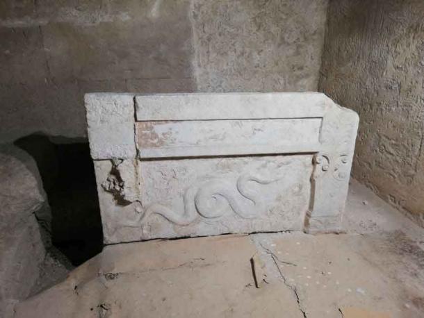 Der wichtigste Beweis dafür, dass es sich um eine weibliche Elitebestattung handelte, war die Tatsache, dass das marmorne Ossuarium-Gefäß mit dem Kopf nach Osten ausgerichtet war. Dies war die Art und Weise, wie königliche griechische Frauen „begraben“ wurden