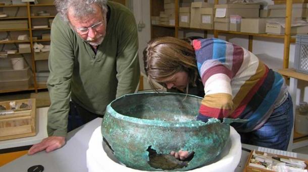 Der Paläobotanist Manfred Rösch und die Konservatorin Tanja Kreß untersuchen den antiken Kessel in Tübingen.