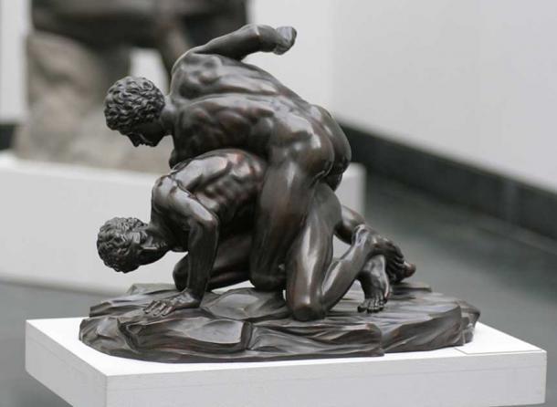 Replik einer griechischen Statue, die einen Pankrationskampf darstellt 
