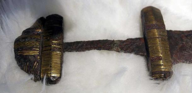 Dieser Petersen-Schwertgriff des Typs D mit Golddrahtverzierungen, datiert auf ca. 750-850 n. Chr., wurde in der Maas bei Aalburg in den Niederlanden gefunden.