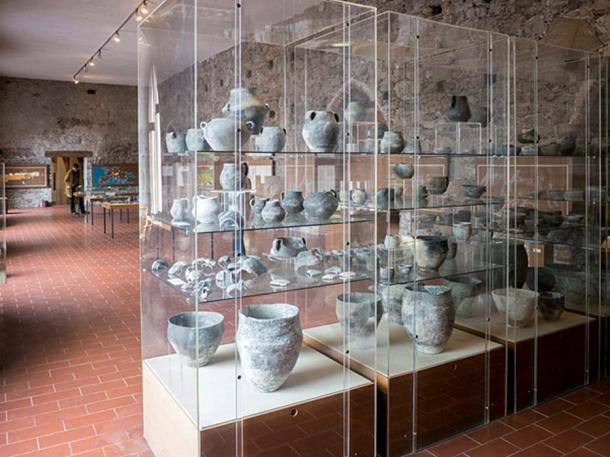 Pfahlbauer-Keramik im Pfahlbaumuseum ausgestellt