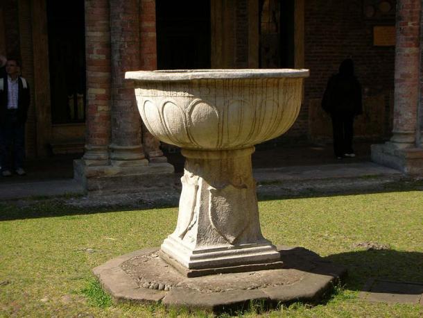 Das sogenannte „Pilatusbecken“, das in der Mitte des sogenannten „Pilatushofes“ steht, ist eine langobardische Skulptur aus dem 8. Jahrhundert. Sie trägt die Namen der langobardischen Könige Liutprand und Ilprand.