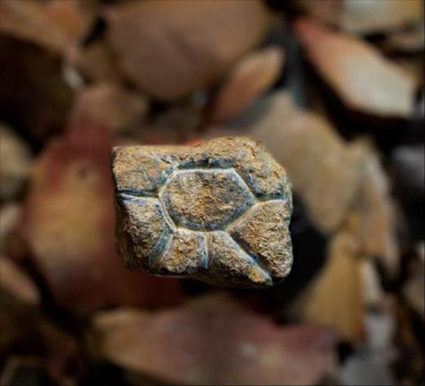 Eine Plakette, die in der Höhle Leang Bulu Bettue auf der Insel Sulawesi entdeckt wurde.