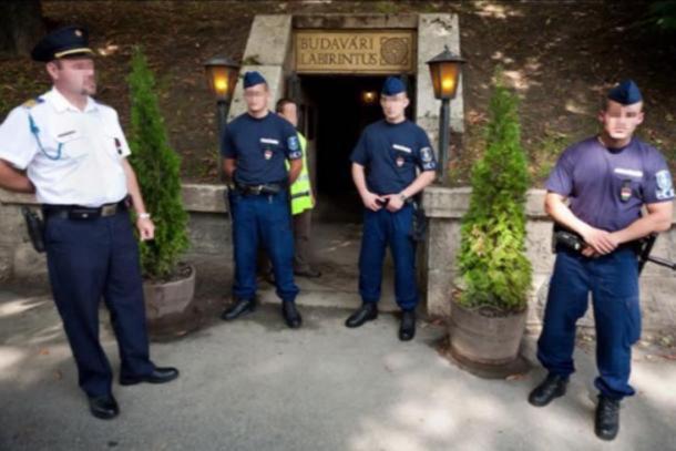 Die Polizei blockiert den Eingang zum Labyrinth von Buda.