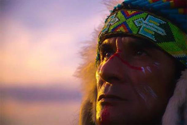 Porträt eines amerikanischen Ureinwohners. Die Erforschung der Ursprünge der amerikanischen Ureinwohner beschäftigt Archäologen und Anthropologen schon lange.