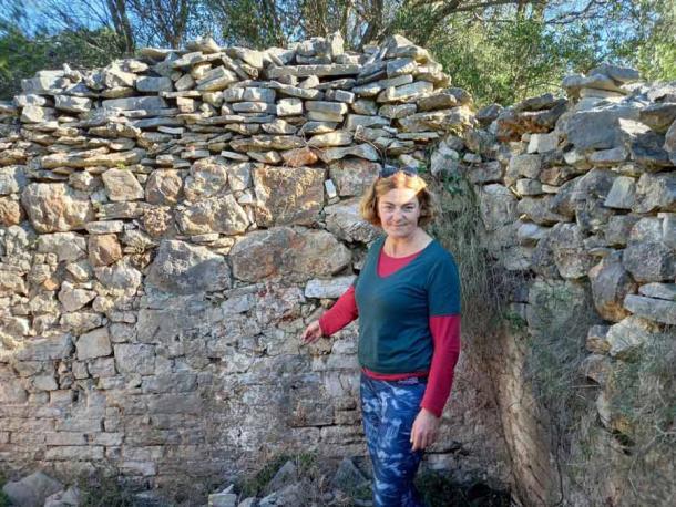 Professor Katunarić Kirjakov steht auf der Insel Hvar vor den von den Römern errichteten Mauern, gleich landeinwärts von der römischen Unterwasservilla, die ihr Team auf dem Grund der Bucht von Carkvica gefunden hat.