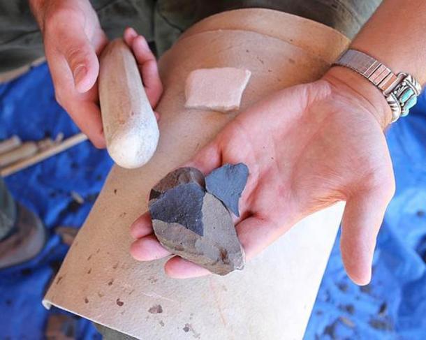 Der Prozess des Abschlagens eines Kerns, eine Scherbe nach der anderen, ein Prozess, von dem bekannt ist, dass er von Neandertalern angewandt wurde, der aber nicht so weit fortgeschritten ist wie das verzweigte Reduktionssystem, von dem die jüngste Studie nun zeigt, dass es von den späten Neandertalern gut verstanden wurde.