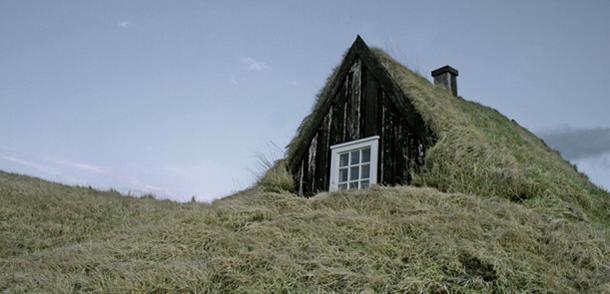 Rasenhaus mit einem hölzernen Gafli in Island