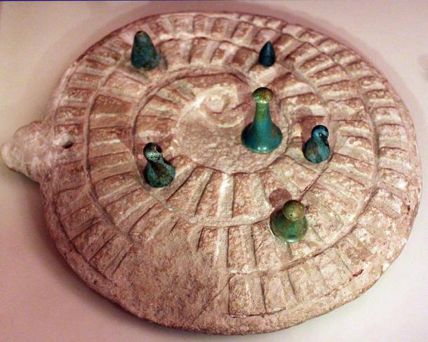 Die Regeln des altägyptischen Mehen-Brettspiels, das hier abgebildet ist, bleiben unklar, da das Spiel nach dem Untergang des Alten Reiches in Ägypten an Beliebtheit verlor.