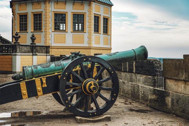 Alte Reichskanone neben dem Friedrichsburgturm, Festung Königstein in der Sächsischen Schweiz, Deutschland