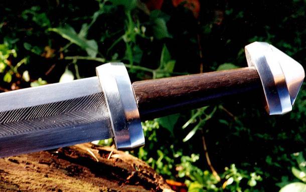 Rekonstruktion eines antiken Schwertes aus Damaszener Stahl
