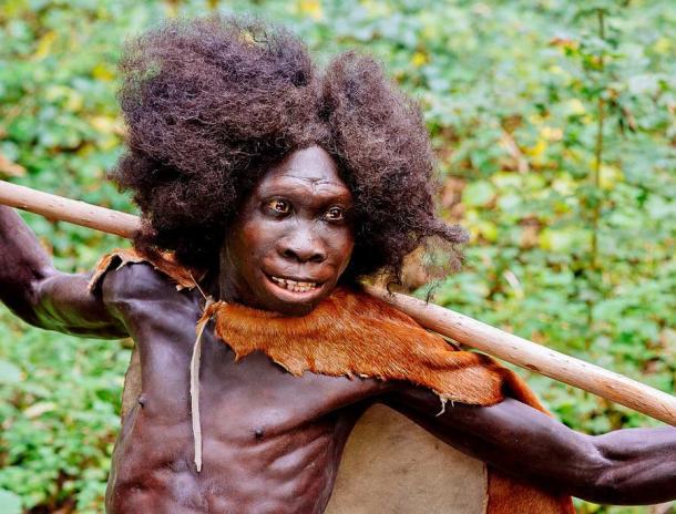 Rekonstruktion des Homo erectus Turkana-Jungen aus Kenia mit leichter Kleidung von Adrie und Alfons Kennis im Neanderthal Museum.