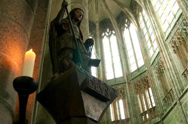 Religiöse Skulptur in Mont-Saint-Michel.