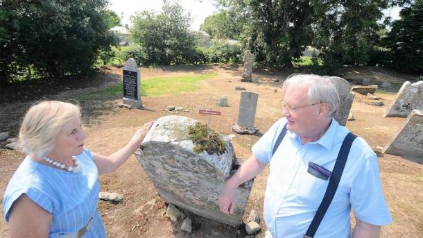 Renee Clarke mit dem Nachbarn Oliver Sweeney auf dem alten Friedhof in Teltown. Renee möchte die alten irischen Sportspiele wieder aufleben lassen, die sogenannten Tailteann Games, die laut der alten irischen Geschichte zwischen 1829 v. Chr. und 1600 v. Chr. erstmals in Teltown ausgetragen wurden. Das war lange bevor die Griechen ihre ersten Olympischen Spiele in Olympia veranstalteten