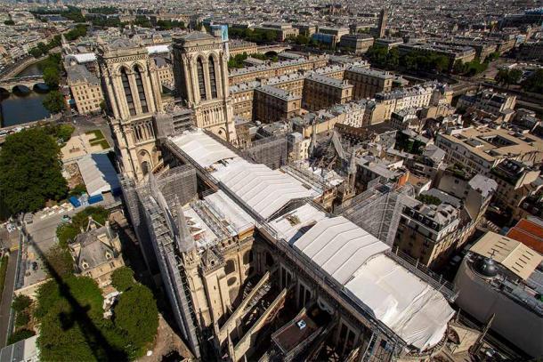 Das Projekt zur Restaurierung von Notre-Dame ist in vollem Gange, und es wird angestrebt, dass die Kathedrale 2024 wiedereröffnet wird, fünf Jahre nach dem verheerenden Brand, bei dem grundlegende strukturelle Elemente und vieles mehr zerstört wurden.