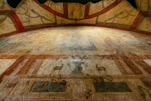 Die römischen Fresken waren einst Teil eines Domus, der zwischen 134 und 138 in der Zeit von Kaiser Hadrian geschaffen wurde. Die Caracalla-Thermen wurden auf dem Grundstück errichtet, wo dieses Haus gestanden hatte.