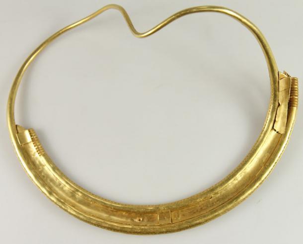 Die Rückseite des in Dänemark gefundenen goldenen Halsrings, der wahrscheinlich ein verborgener Schatz war.