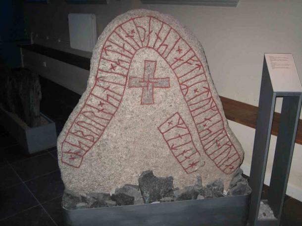 Runenstein DR283 vom Hunnestad-Denkmal zeigt, was wahrscheinlich ein Mitglied der Varangianischen Garde ist.