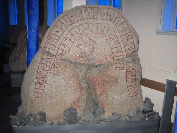 Runenstein DR283 vom Hunnestad-Denkmal zeigt, was wahrscheinlich ein Mitglied der Varangianischen Garde ist.