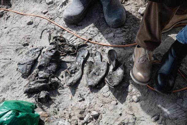Das Schiffswrack der Hanse hat bereits viele mittelalterliche Artefakte wie diese Lederschuhreste hervorgebracht.