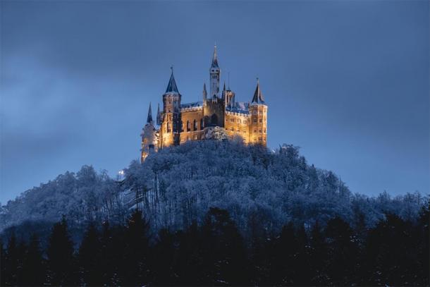 Schloss Hohenzollern nachts im Winter. 
