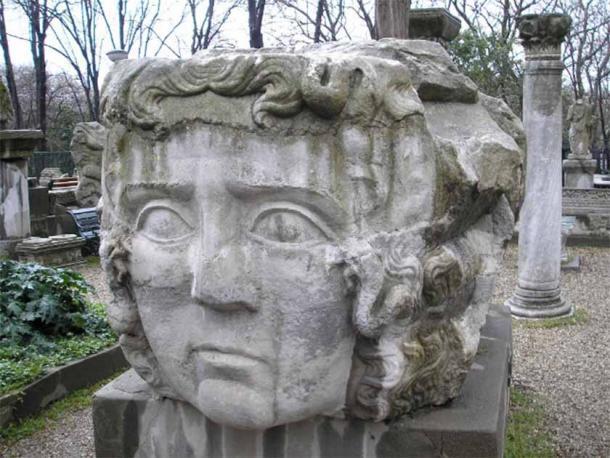 Dieser riesige Schlussstein in Çemberlitaş, Türkei, könnte zu einem großen Bogen im Forum von Konstantin gehört haben. Er passt zu den Medusensäulenstützen an der Cisterna Basilica, der angeblichen Fundstelle des Medusa-Sarkophags.