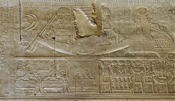 Schnitzerei im Abydos-Tempel von Pharao Seti I., die Ra-Horakhty und sein heiliges Sonnenschiff darstellt
