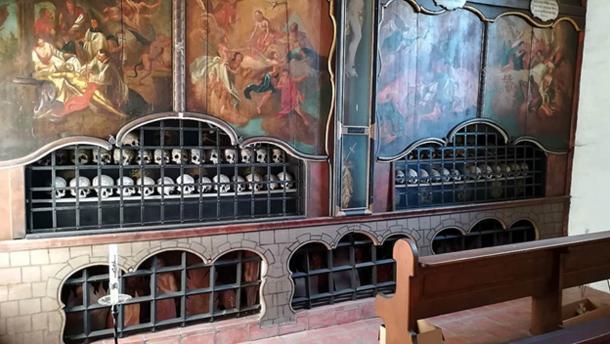 In der Schusterkapelle in Dingolfing, Deutschland, befinden sich 60 bemalte Schädel in einem Beinhaus.