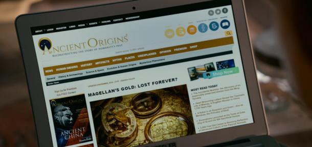 Screenshot aus dem Film „Uncharted“ aus dem Jahr 2022 mit der Website von Ancient Origins. 