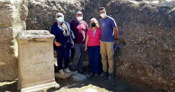 Posieren mit der griechischen Inschrift, die im Archäologischen Park von Segesta ausgegraben wurde.