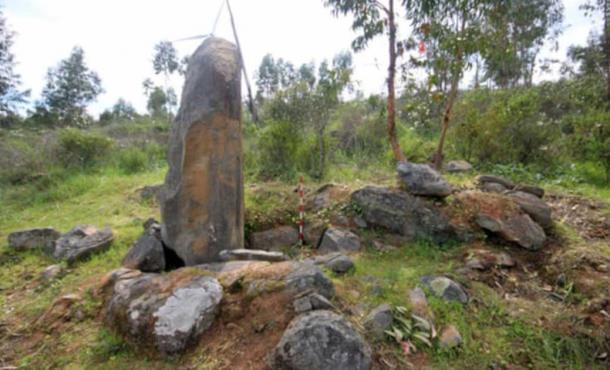 Seitenansicht eines Menhirs und einer Steinplattform auf der Megalithanlage La Torre-La Janera bei Huelva