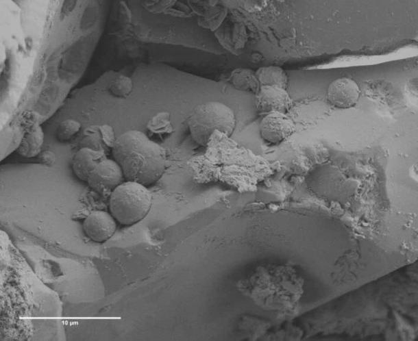 Sekundärelektronenbild des chondritischen Minerals in einem kohlenstoffhaltigen Chondritenmeteoriten.