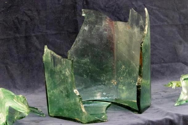 Seltener römischer Glaskrug, der an der Fundstelle gefunden wurde