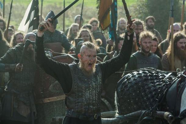 Bjorn bereitet sich auf die Schlacht in der Serie „Vikings“ vor.