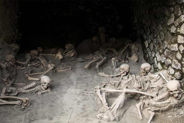 Skelette der Opfer von Herculaneum, die durch den Ausbruch des Vesuvs im Jahr 79 n. Chr. ums Leben kamen.  