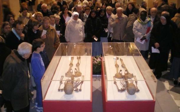 Die jetzt bestätigten Skelette der Heiligen Chrysanthus und Daria im Dom von Reggio Emilia, Italien.