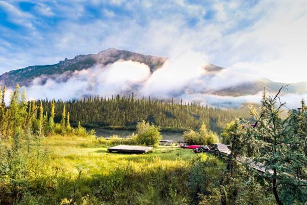 Im Sommer ist es im Nahanni National Park warm und üppig.