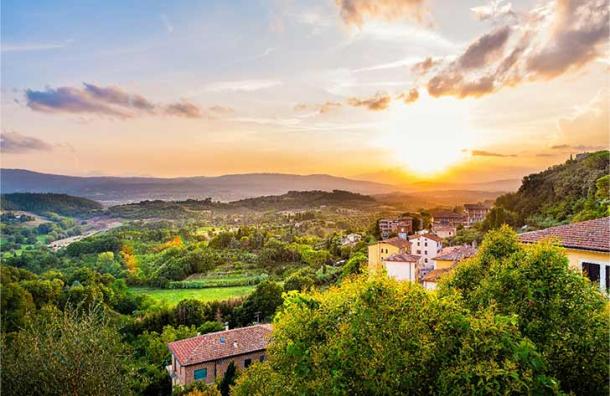 Sonnenuntergang in der kleinen etruskischen Stadt Chiusi in der Toskana, Italien, wo Lars Porsena regierte und begraben sein soll.