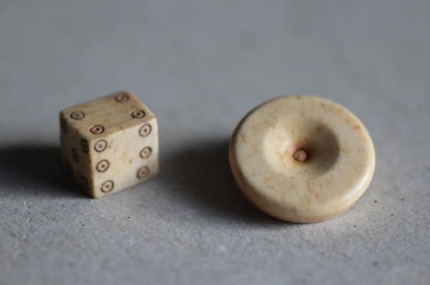 Der Archäologe Professor Thomas Maurer und sein Studententeam fanden einige interessante Artefakte, darunter Spielfiguren. 