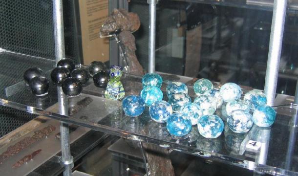 Spielsteine des Brettspiels „hnefatafl“, die dem in Lindisfarne entdeckten Glasartefakt ähneln