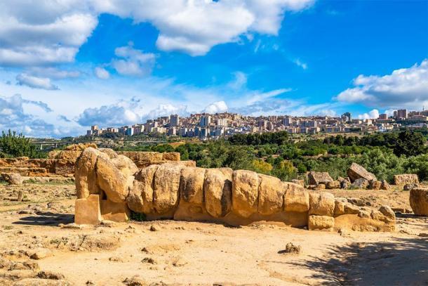 Die Statue von Atlas mit der modernen italienischen Stadt Agrigento im Hintergrund
