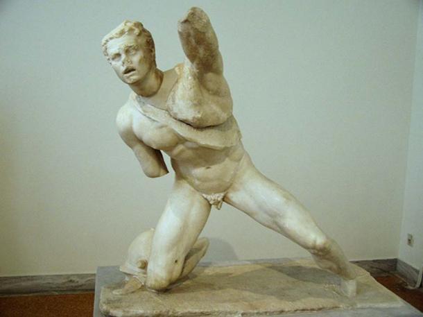Statue eines kämpfenden Galliers, der auf ein Knie fällt und den linken Arm zur Verteidigung hebt