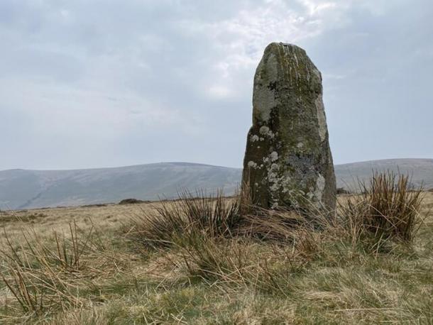 Der letzte verbliebene Stein des Steinkreises von Waun Mawn, von dem die übrigen Steine nach einer neueren Theorie von Waun Mawn nach Stonehenge transportiert wurden, und ein Teil dieser Route, die zur römischen Straße nach Wales wurde.