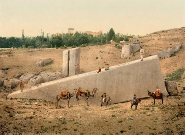 Der Stein der schwangeren Frau, fotografiert zwischen 1890 und 1900, in Baalbek im Libanon