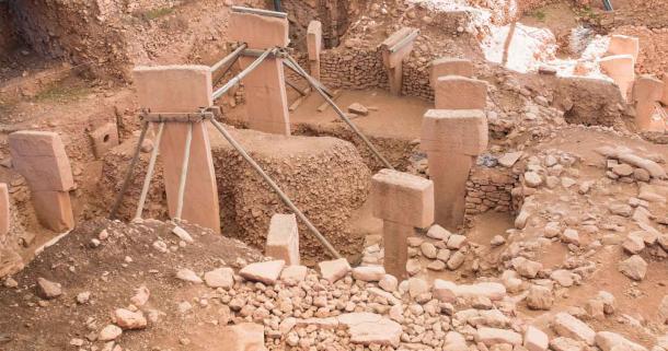 Ein Beispiel für einen der vielen runden Steinmonolithen, die in Göbeklitepe, Türkei, ausgegraben wurden.