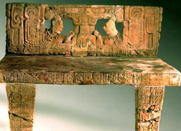 Steinthron aus Piedras Negras, der Ruinenstadt der präkolumbianischen Maya-Zivilisation am Nordufer des Usumacinta-Flusses