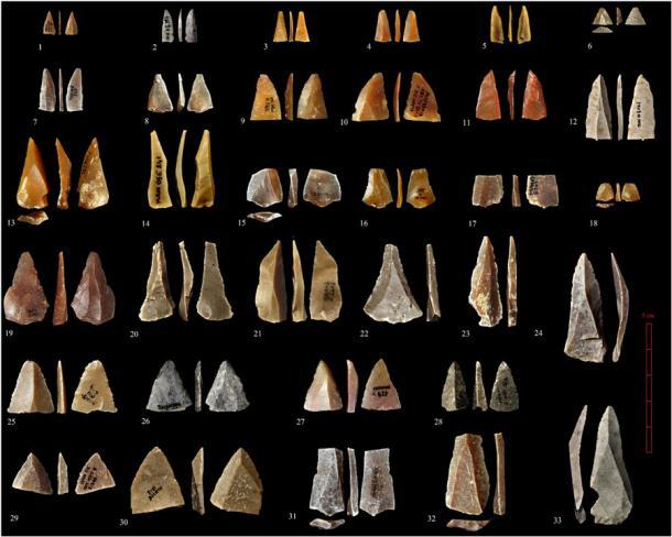 Ein kleiner Teil der Steinwerkzeuge, die in derselben Höhle gefunden wurden, in der auch der Homo-sapiens-Zahn eines Kindes gefunden wurde