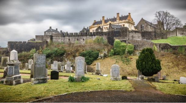 Stirling Castle und ein Friedhof.