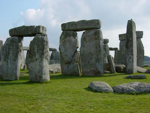 Die Trilithen von Stonehenge wurden innerhalb des Sarsen-Kreises hufeisenförmig angeordnet, wobei die Kurve von Südwesten nach Nordosten verläuft