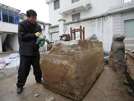 Straßenarbeiter entdeckten das Grab einer Frau aus der Ming-Dynastie in China.